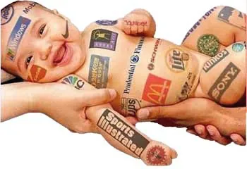 Bebé con el cuerpo cubierto de logotipos de marcas famosas representando el impacto del marketing desde el nacimiento