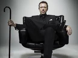 El personaje Dr. House sentado con su bastón, utilizado como metáfora del diagnóstico médico y la relación médico-paciente.