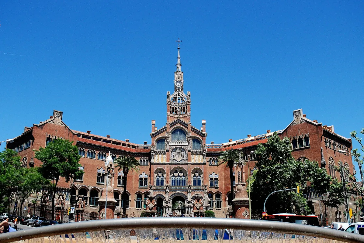 Fachada del Hospital de la Santa Creu i Sant Pau en Barcelona, símbolo de la evolución de los sistemas de salud modernos