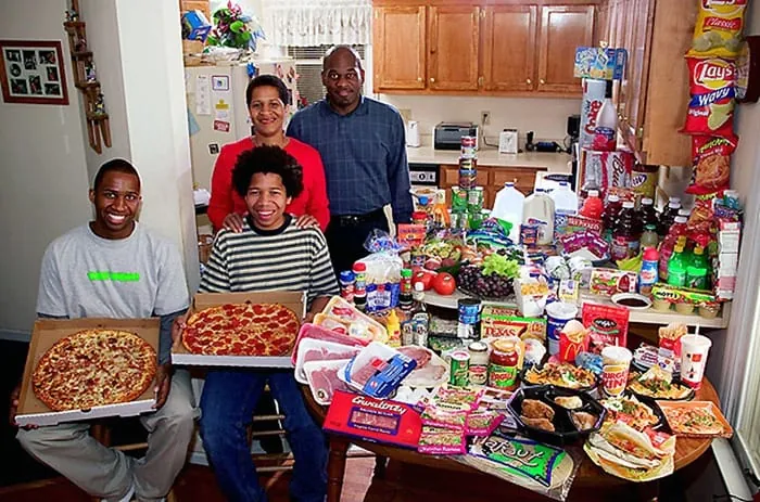 Familia estadounidense mostrando su consumo semanal de alimentos ultraprocesados y comida rápida, del proyecto Hungry Planet.