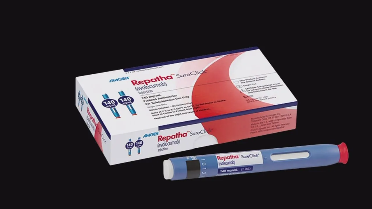 Caja de Repatha (evolocumab) junto a una pluma precargada SureClick de 140 mg para inyección subcutánea, utilizada en el tratamiento del colesterol LDL.