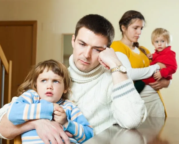 Una familia compuesta por padre, madre y dos niños pequeños con expresiones de preocupación y agotamiento, representando el estrés familiar y el conflicto entre padres e hijos.