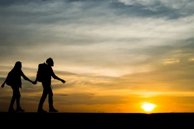 Silueta de una pareja caminando de la mano por el campo durante un atardecer dorado Beneficios de caminar y mantenerse activo al aire libre