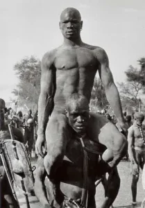 Referencia de complexión física y estatura de un hombre Dinka como ejemplo de estilo de vida ancestral y dieta paleo.